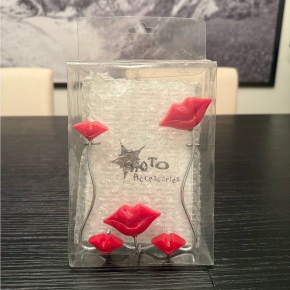 NEW Picture Frame Red Lips Silver Dimensional Whimsical Frame - Picture 2 of 4